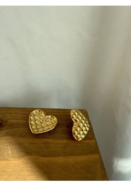 Gold Renk Kabartmalı Kalp Küpe – Cesur ve Işıltılı Bir Tarz