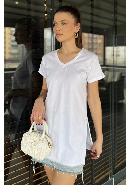 V Yaka Yan Yırtmaçlı Kadın Tişört