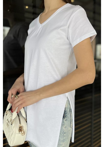 V Yaka Yan Yırtmaçlı Kadın Tişört fırsatları