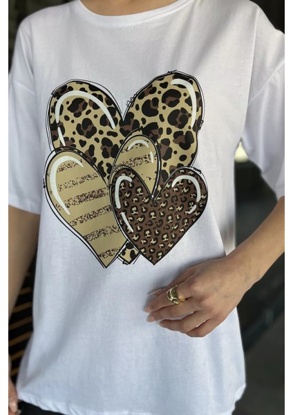 Ön Leopar Desen Kalp Baskılı Bisiklet Yaka Kadın Tişört fırsatları