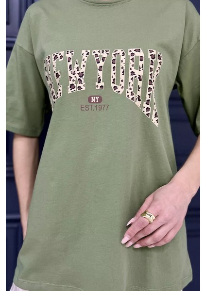 Ön Leopar Desenli Yazı Baskılı Kadın Bisiklet Yaka Tişört fırsatları