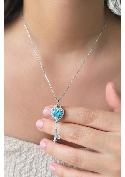 Ithal Mavi Buz Kesim Kalplı Anahtar Gümüş Kolye