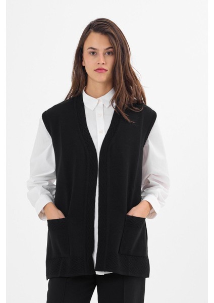 Kadın Siyah Cepli V Yaka Ekose Kabartma Desenli Triko Anne Yelek