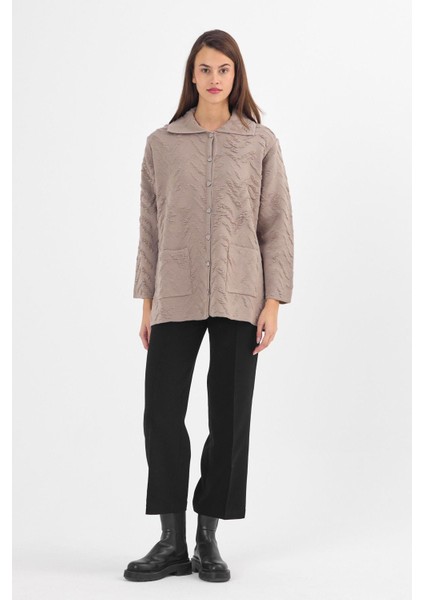 Kadın Kum Düğmeli ve Cepli Kabartma Desen Triko Hırka