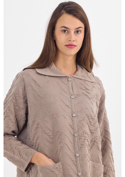 Kadın Kum Düğmeli ve Cepli Kabartma Desen Triko Hırka fiyatları