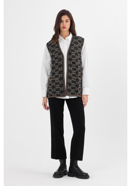 Kadın Siyah Monogram Desenli Cepli Triko Kilim Anne Yelek fırsatları