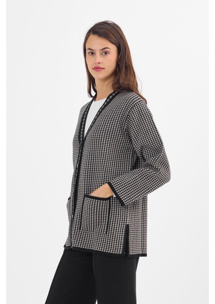 Kadın Siyah Kazayağı Desenli Düğmeli Cepli V Yaka Triko Anne Hırka modelleri