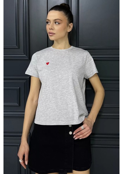 Kalp Nakışlı Bisiklet Yaka Kadın Basic Tişört