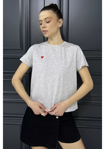 Kalp Nakışlı Bisiklet Yaka Kadın Basic Tişört