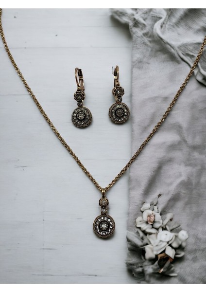 Zirkon Taşlı Madalyon Kolye ve Sallantılı Küpe Seti