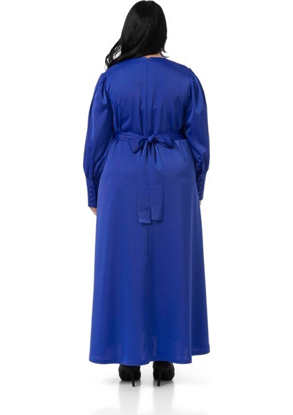 Büyük Beden Büzgülü Kollu Kuşak Detaylı Uzun Saten Saks Mavi Elbise modelleri
