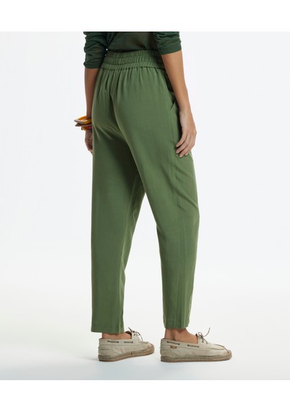 Düz Kesim Beli Lastikli Düğme Detaylı Pantolon indirimleri