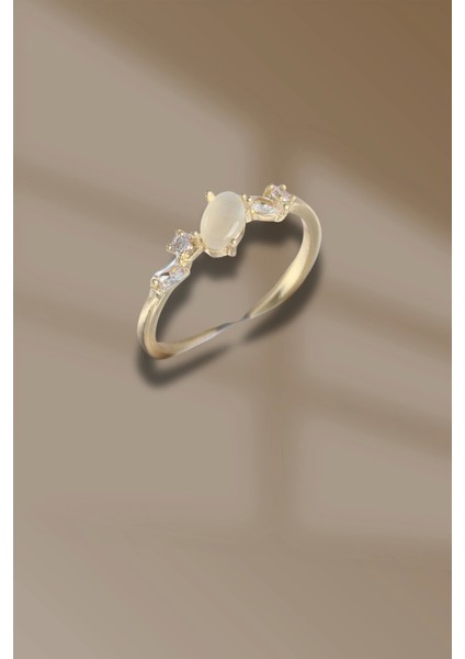 Pirinç Gold Renk Zirkon Taşlı Oval Beyaz Mineli Kadın Yüzük