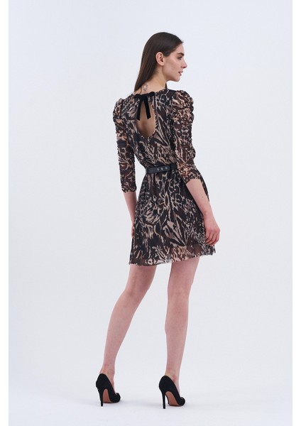 Trend Kadın Cesur ve Zarif Tül Desenli Kısa Elbiseyle Kendinizi Yansıtın!" fırsatları