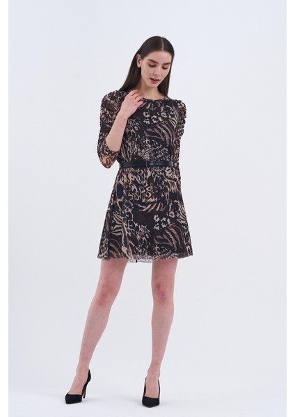 Trend Kadın Cesur ve Zarif Tül Desenli Kısa Elbiseyle Kendinizi Yansıtın!"