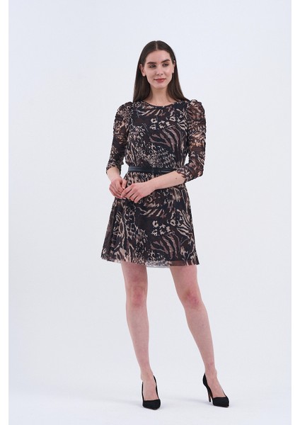 Trend Kadın Cesur ve Zarif Tül Desenli Kısa Elbiseyle Kendinizi Yansıtın!" indirimleri