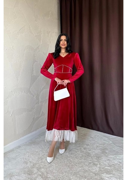 Kırmızı Inci Aksesuarlı Kadife Elbise