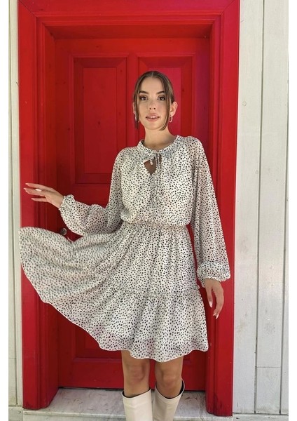 Beyaz Eteği Katlı Puantiyeli Elbise