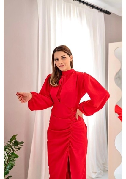 Kırmızı Önü Büzgülü Eteği Yırtmaçlı Elbise