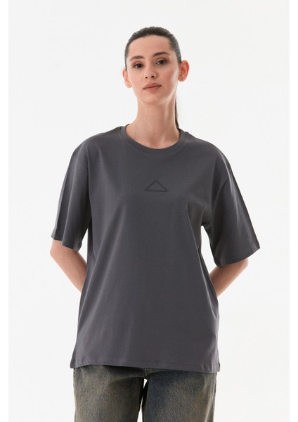 Üçgen Nakışlı Bisiklet Yaka Oversize Tişört