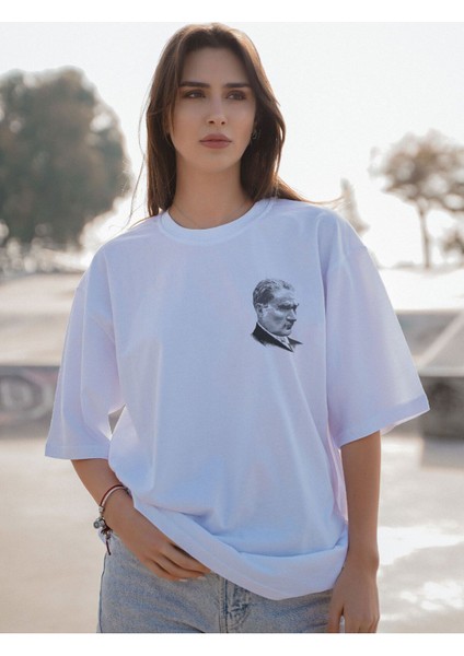 Mustafa Kemal Atatürk Baskılı Oversize Beyaz Yarım Kollu Pamuk T-Shirt modelleri