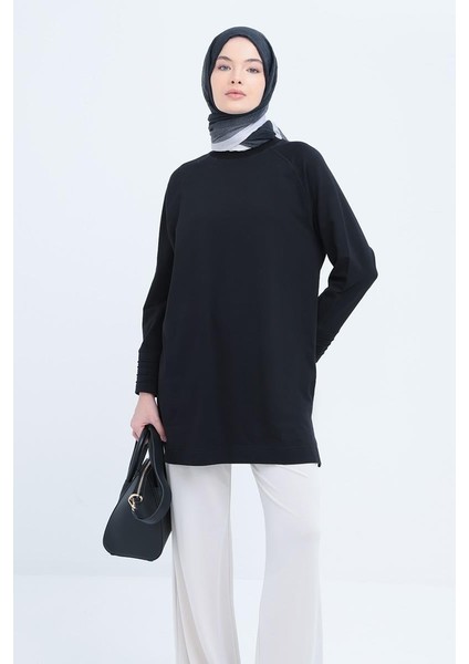 Siyah-Manşeti Nervür Detaylı Yırtmaçlı Tunik