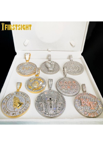 2024 Yen Buzlu Out Bling Yuvarlak Mektup Kolye Kolye Ayrıca Renk Cz Kübik Zirkon Rozet Charm Erkekler Modu Hip Hop Takı (Yurt Dışından)