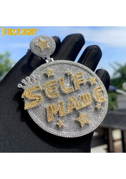 2024 Yen Buzlu Out Bling Yuvarlak Mektup Kolye Kolye Ayrıca Renk Cz Kübik Zirkon Rozet Charm Erkekler Modu Hip Hop Takı (Yurt Dışından)