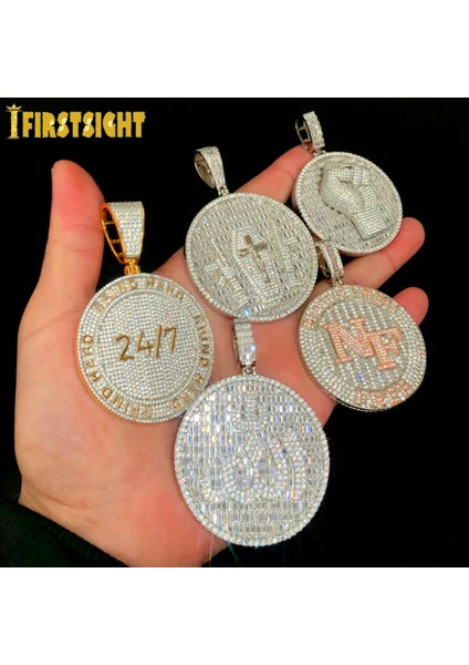 2024 Yen Buzlu Out Bling Yuvarlak Mektup Kolye Kolye Ayrıca Renk Cz Kübik Zirkon Rozet Charm Erkekler Modu Hip Hop Takı (Yurt Dışından)