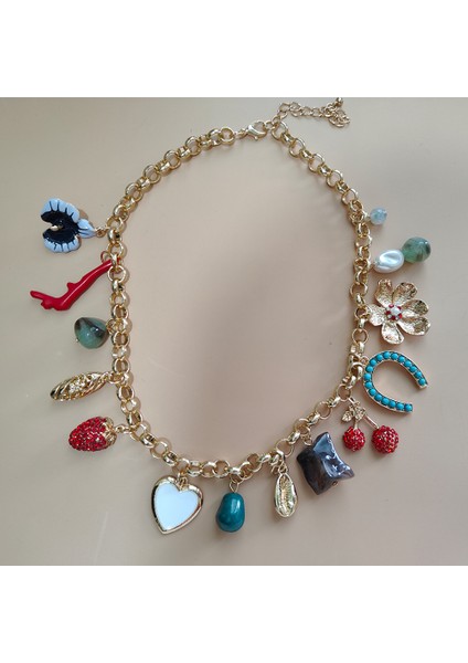 Vintage Kıyafetler Aynı Zamanda Klasik Olarak Da Bilinir ve Pazarlarda Satılır. (Yurt Dışından)