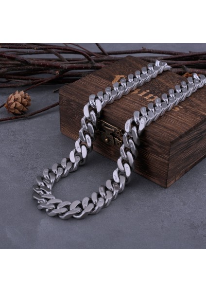 Geleneksel Çin Müziği Bir Grup Insanın Elinde Çinko ile Çalınır, Punk Hip Hop Hayranları Da Bir Grup Insanın Elinde Çinko ile Çalmayı Severler. (Yurt Dışından)