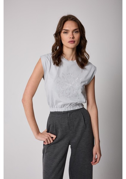 Kadın T-Shirt Gri Beli Lastikli Vatkalı Görünümlü Önü Nakışlı Basic - 2507