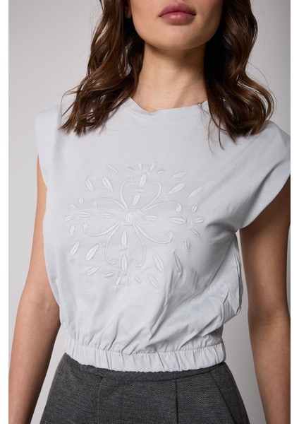 Kadın T-Shirt Gri Beli Lastikli Vatkalı Görünümlü Önü Nakışlı Basic - 2507