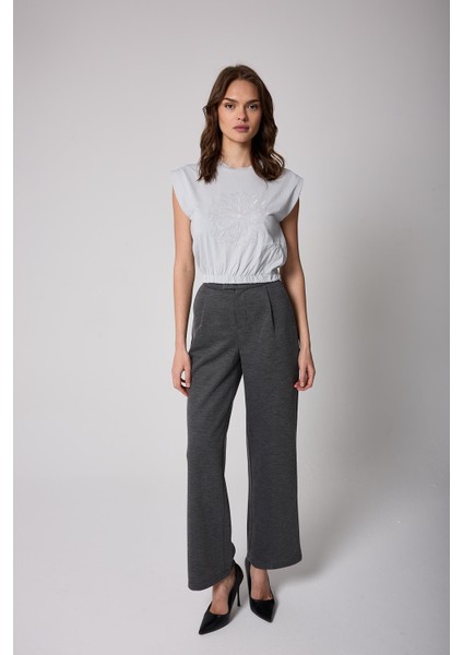Kadın T-Shirt Gri Beli Lastikli Vatkalı Görünümlü Önü Nakışlı Basic - 2507