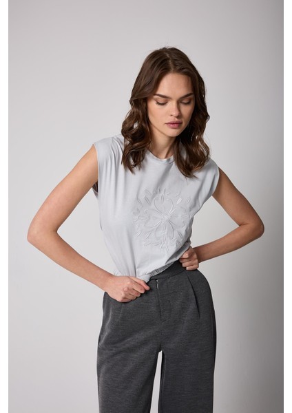 Kadın T-Shirt Gri Beli Lastikli Vatkalı Görünümlü Önü Nakışlı Basic - 2507