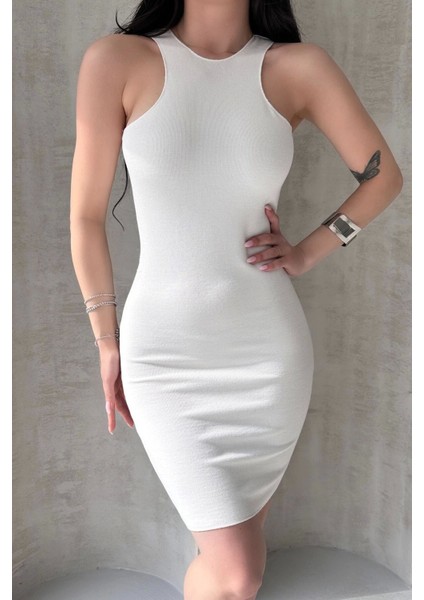 Kadın Beyaz Vücuda Oturan Sırt Dekolteli Mini Elbise