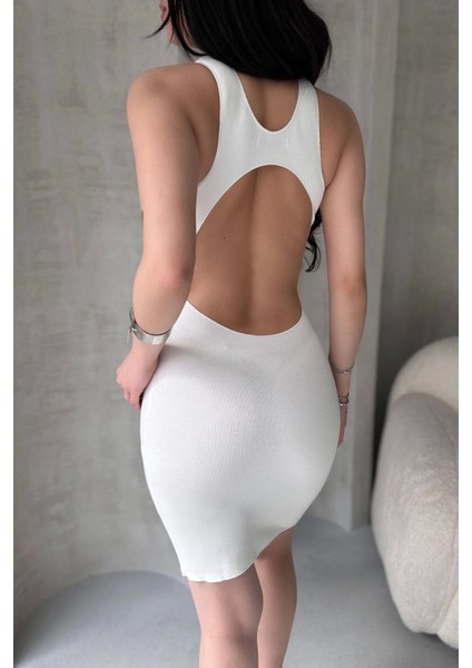 Kadın Beyaz Vücuda Oturan Sırt Dekolteli Mini Elbise modelleri