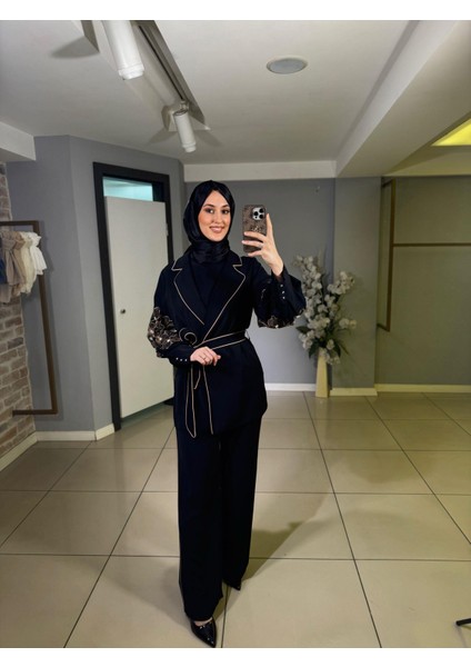 Kolları Nakışlı Biyeli Krep Ceket