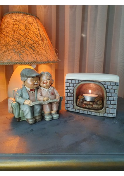 Retro Şömine Karşısında Kitap Okuyan Yaşlı Çift Dekoratif Obje Takımı