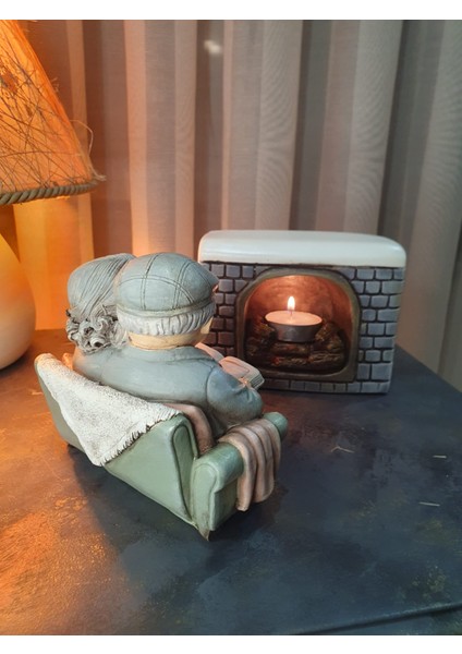 Retro Şömine Karşısında Kitap Okuyan Yaşlı Çift Dekoratif Obje Takımı fiyatları