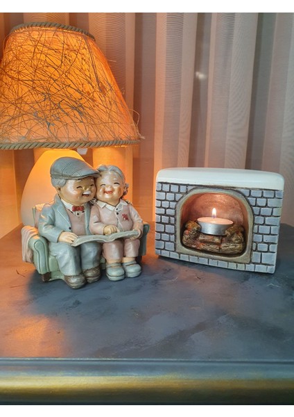 Retro Şömine Karşısında Kitap Okuyan Yaşlı Çift Dekoratif Obje Takımı fırsatları