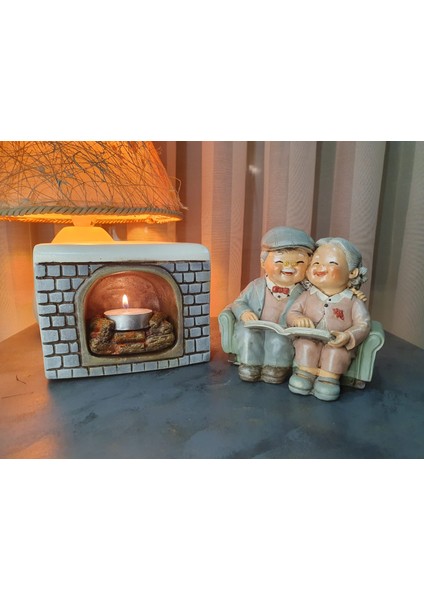 Retro Şömine Karşısında Kitap Okuyan Yaşlı Çift Dekoratif Obje Takımı indirimleri
