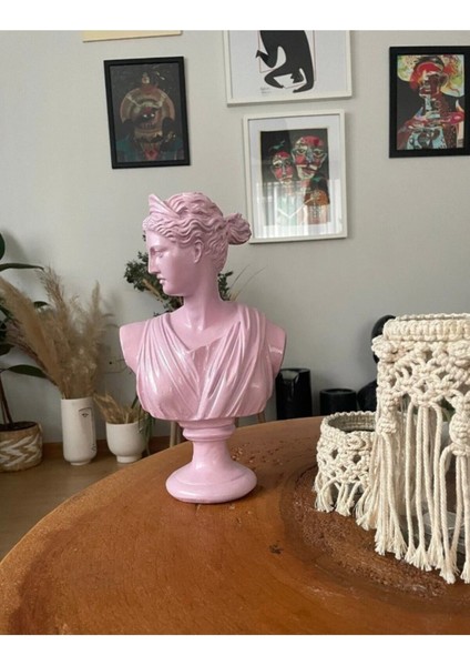 Pembe Artemis Heykeli
