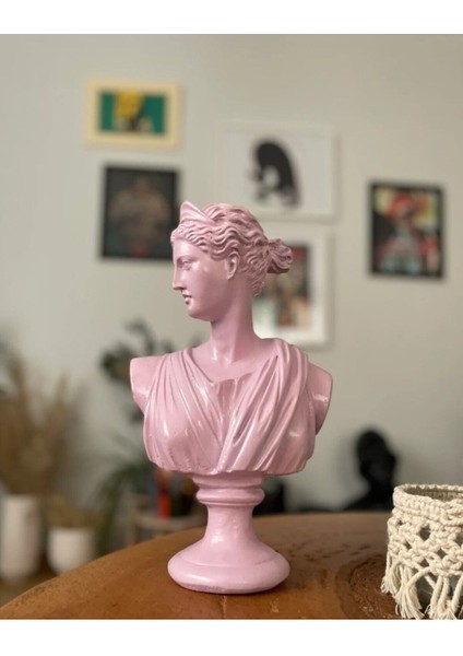 Pembe Artemis Heykeli