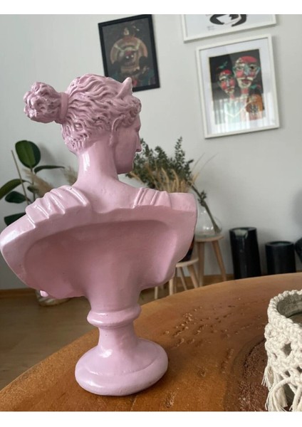Pembe Artemis Heykeli