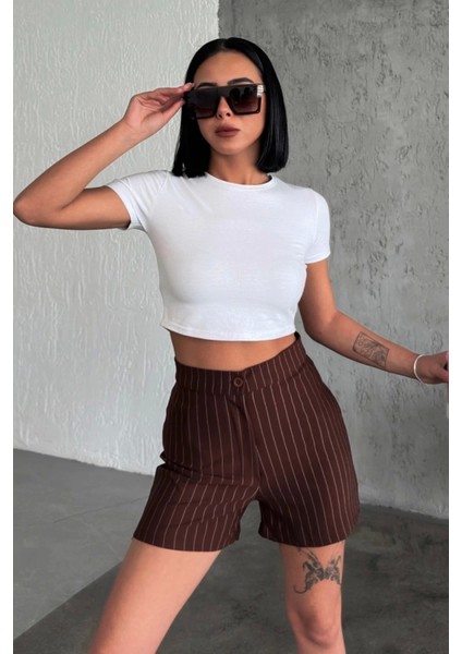 Zarif ve Şıklığı Bir Arada Sunan Yüksek Bel Krep Esnek Çimalı Çizgili Şort Kahverengi