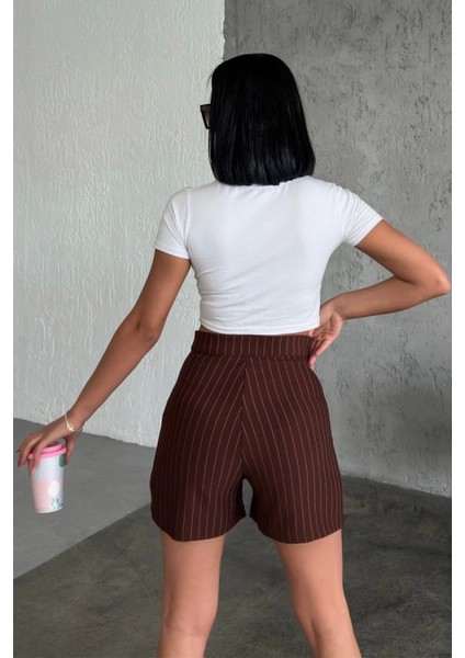 Zarif ve Şıklığı Bir Arada Sunan Yüksek Bel Krep Esnek Çimalı Çizgili Şort Kahverengi fırsatları