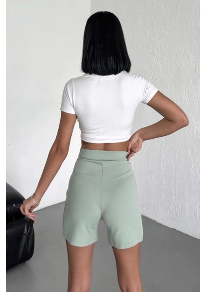 Tarz ve Rahatlığı Bir Arada Sunan Yüksek Bel Esnek Likralı Krep Şort Su Yeşili indirimleri