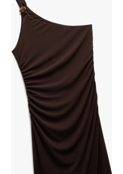 Slim Fit Astarlı Aksesuar Detaylı Drapeli Midi Boy Tek Omuz Elbise