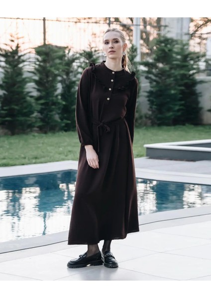 Kadın Kahverengi Önü Düğmeli Kuşaklı Yakası Fırfırlı Jessica Ayrobin Elbise Şık fiyatları